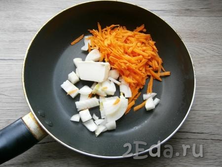Лук нарезать произвольно, морковь натереть на крупной терке, поместить в сковороду со сливочным маслом.