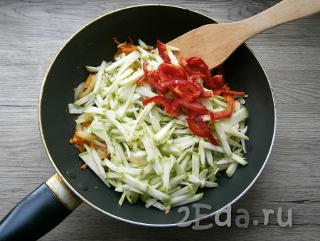  Кабачок и сладкий болгарский перец нарезать тонкой соломкой и добавить в сковороду.