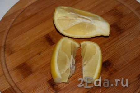 К нарезанной мяте добавить сок, выжатый из четверти лимона.