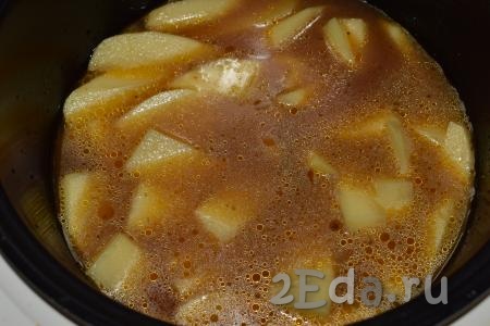 Заливаем все ингредиенты кипяченой водой так, чтобы вода покрывала картофель полностью. Солим по вкусу, закрываем крышку мультиварки.