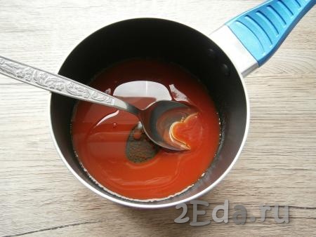 В небольшую кастрюльку или ковшик влить томатный сок и растительное масло.