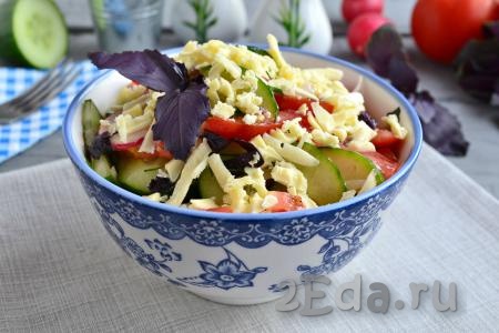 Салат с огурцами, помидорами и брынзой