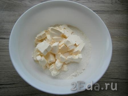 Для приготовления песочного теста смешать в миске муку, сахар и щепотку соли. Добавить нарезанное кусочками холодное масло (или маргарин).