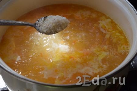 Подсаливаем куриный суп по вкусу (я использую ароматную чесночную соль) и доводим до готовности яичной лапши на небольшом огне.