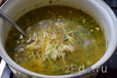 В готовый суп добавляем молотый перец по вкусу и измельченную зелень, снимаем с огня.