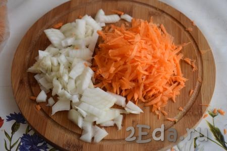 Оставшуюся морковку и лук очистим, лук нарежем на мелкие кубики, а морковь натрем на крупной терке.