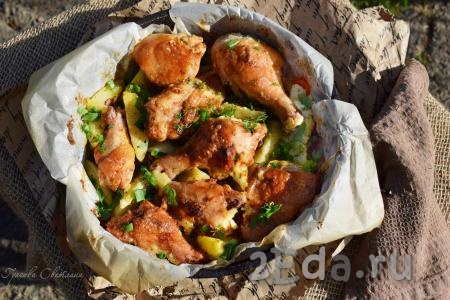 Аппетитные, вкусные кусочки курицы и тающую во рту картошку, приготовленную в духовке, посыпаем мелко нарезанной зеленью и подаём к столу. Это чудесное блюдо можно дополнить салатом из свежих овощей.