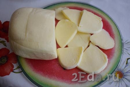 60 грамм сыра нарезаем на пластины, оставшиеся 30 грамм сыра натираем на крупной терке.