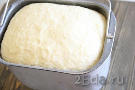 Сначала приготовим тесто для наших булочек, для этого нужно всыпать дрожжи и сахар в тёплую воду, перемешать и дать опаре "подойти" в течение 15 минут (на опаре появится пышная "шапочка"). Когда опара "подойдёт", можно замесить тесто вручную или воспользоваться помощью хлебопечки. Я готовила тесто в хлебопечке, в ведёрко влила подошедшую опару, растительное масло, тёплое молоко, добавила яйцо, всыпала муку и соль, выставила режим хлебопечки "Замес теста" (он у меня составляет 1,5 часа). Если делать замес вручную, тогда в большую миску просеять 2 стакана муки, добавить соль, яйцо, влить подошедшую опару и теплое молоко, хорошо перемешать, затем всыпать оставшуюся муку и замесить мягкое тесто. В конце замеса добавить столовую ложку растительного масла. Хорошо вымесить руками тесто и оставить в смазанной растительным маслом миске в тёплом месте на 1,5 часа для подхода. Когда тесто увеличится в объёме вдвое, обмять его и дать подняться второй раз.