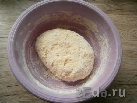 Замесить тесто, которое получится мягким, но не липким. Оставить тесто, накрыв пленкой, на 30 минут при комнатной температуре.