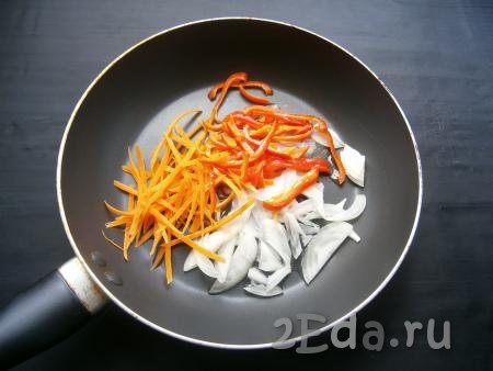 Лук и морковь очистить, болгарский перец освободить от семян. Лук нарезать тонкими полукольцами, морковь натереть на корейской терке, перец болгарский нарезать соломкой и поместить в сковороду, влить растительное масло.