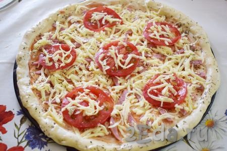 На сыр выложить помидоры, нарезанные кружочками (помидоры можно слегка присыпать сыром). Поставить пиццу с колбасой, помидорами и сыром в духовку, разогретую до 180 градусов, и выпекать, примерно, 25-30 минут.