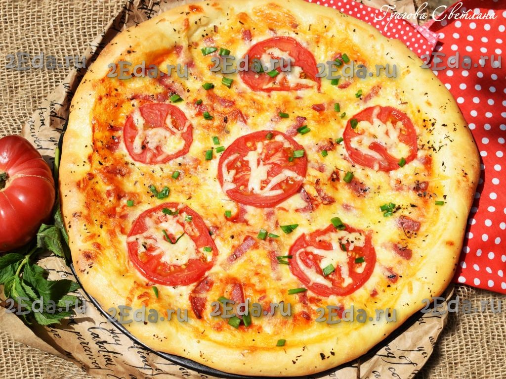 Мини пиццы в духовке с колбасой, помидорами и сыром