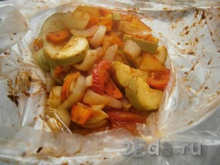 Отправить пакет с овощами в разогретую до 180 градусов духовку на 1 час, после чего пакет осторожно разрезать.