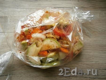 Выложить овощи в пакет для запекания, концы которого тщательно закрепить с двух сторон.