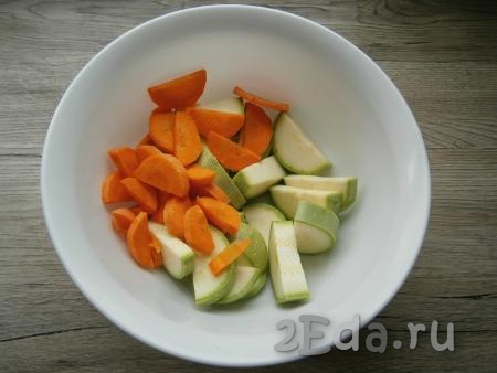 Морковь и лук очистить, из перца удалить семенную коробку. Молодые кабачки можно готовить, не очищая от кожуры и семян. В глубокую миску крупно нарезать кабачки и морковь.