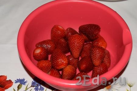 Для приготовления джема будем использовать только хорошие ягоды - целые и без порчи. Ягоды моем и даем стечь воде.