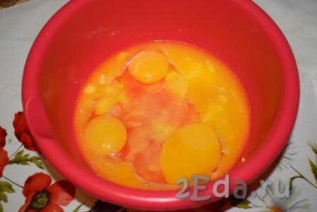 К остывшему растопленному сливочному маслу добавляем яйца и растительное масло.