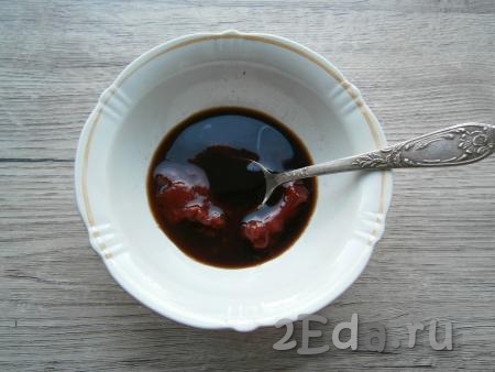 Соединить томатную пасту с соевым соусом и жидким медом, тщательно перемешать получившийся соус.