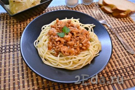 Спагетти подать с фаршем, приготовленным с томатной пастой, к столу в горячем виде. Вкуснейшее блюдо получается, попробуйте!