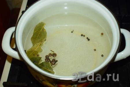 Для приготовления маринада доводим до кипения 1 литр воды, выкладываем в неё лавровые листья, перец горошком, душистый перец и бутоны гвоздики.