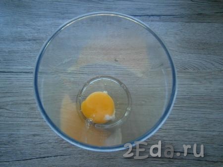 В длинный стакан блендера аккуратно вбить сырое яйцо.