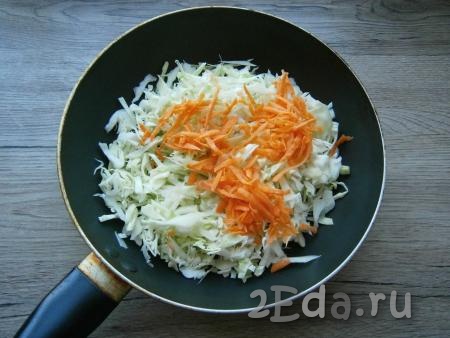Морковку, чеснок и лук очистить. Для приготовления начинки в сковороду влить подсолнечное масло, разогреть, выложить тонко нашинкованную и рубленную ножом капусту, добавить натертую на крупной терке морковь.