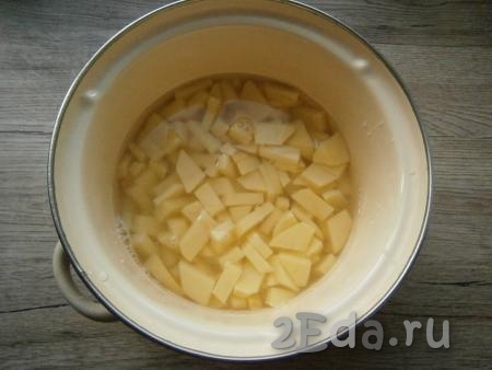 Картофель, морковь, чеснок и лук очистить, из болгарского перца удалить семенную коробку. Картофель нарезать кубиками в кастрюлю, влить воду, поставить кастрюлю на огонь. Варить картошку на небольшом огне, посолив воду по вкусу, 25-30 минут (картофель должен начать развариваться).