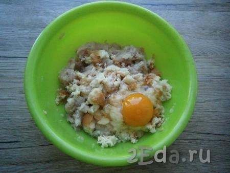 К кроличьему фаршу и луку добавить сырое яйцо, замоченный в воде (или молоке) и отжатый батон.