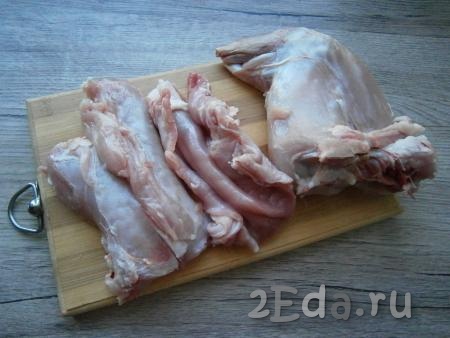 Обрезать мясо с любых частей кролика. Лучше всего использовать задние ножки или мясо со спинки.