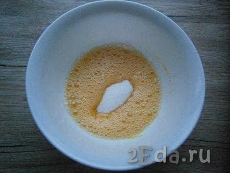 Взбить яйца миксером до пышной пены. Продолжая взбивать, частями всыпать сахар и добавить ванильный сахар.