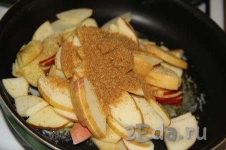 В сковороде растопить сливочное масло, добавить яблоки и 4 столовые ложки сахара (я использовала коричневый сахар).