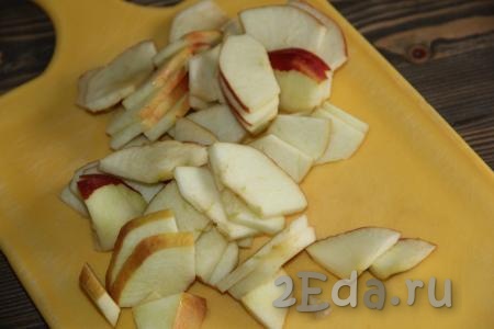 Яблоки вымыть, удалить семена и нарезать тонкими ломтиками.