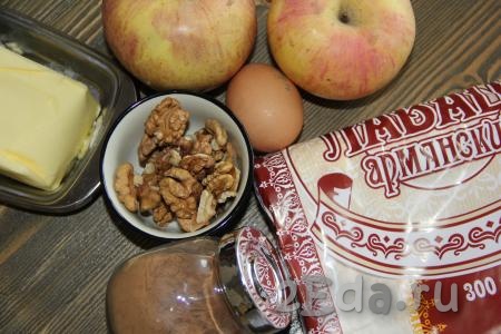 Подготовить продукты. Для приготовления яблочного штруделя нужно использовать тонкий армянский лаваш.