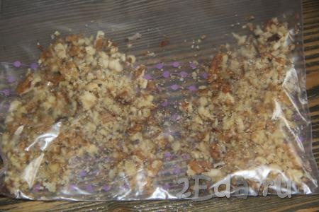 Орехи измельчить, но не в муку (я поместила орехи в пакет и измельчила их с помощью скалки).
