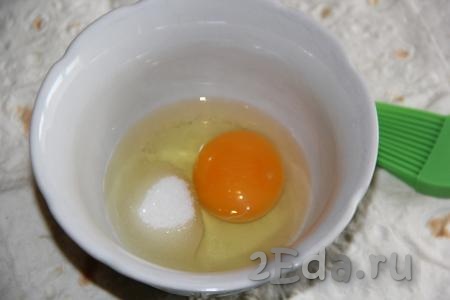 Яйцо соединить с 1 столовой ложкой сахара и перемешать.