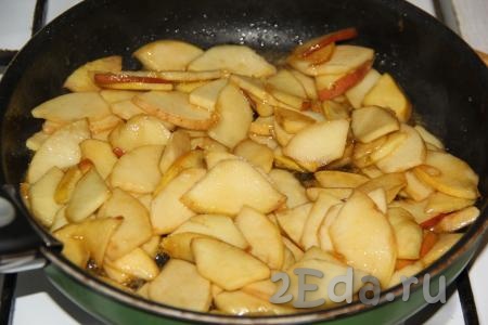Обжарить яблоки на среднем огне, иногда помешивая, в течение 5-7 минут, затем снять с огня и остудить начинку для штруделя.