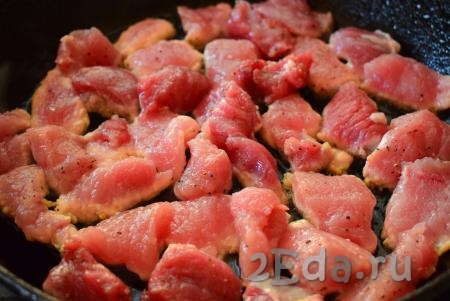 В сковороде разогреем растительное масло, выложим кусочки свинины. 