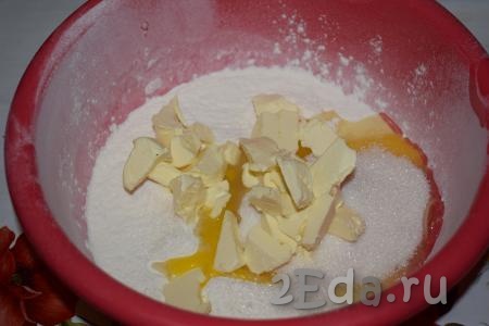 К муке, яйцу и сахару добавим холодное сливочное масло, нарезанное на мелкие кусочки.