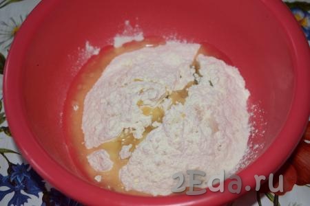 Сначала приготовим тесто для галеты. В миску насыпем муку, добавим к ней соль и растительное масло.