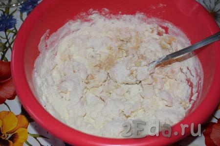 В миску выльем кипяток и аккуратно, с помощью вилки, начнем замешивать тесто.