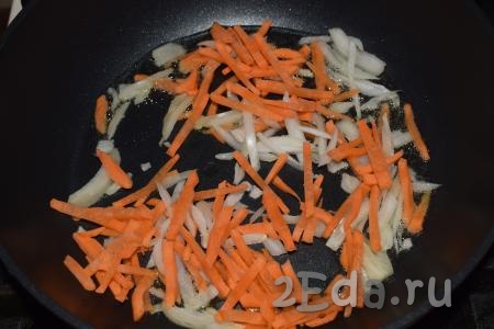 В сковороде разогреваем растительное масло, кладем лук и морковь.