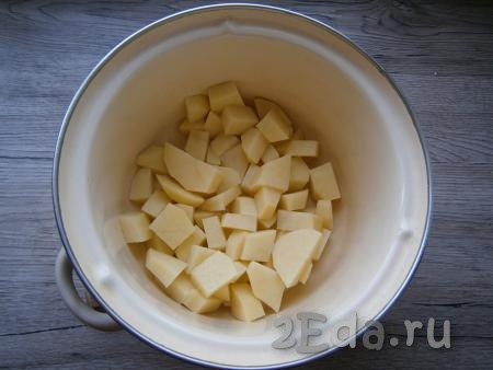Картофель, морковку и лук очистить. Картошку нарезать в кастрюлю кубиками или кусочками.