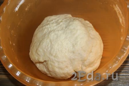 Замесить мягкое и нежное тесто. Сформировать из теста шар и оставить его в миске. Миску накрыть пищевой плёнкой и поставить в тепло на 1,5-2 часа.