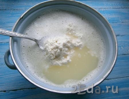 Молоко нагреть до температуры около 95 градусов (до кипения, но чтобы молоко не кипело). Влить сыворотку с лимонной кислотой, перемешивая молоко. Буквально через минуту молоко свернется.