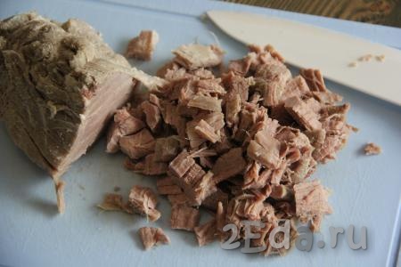 Мякоть свинины отварить до готовности (в течение 1 часа) и хорошо охладить. Нарезать свинину на кусочки или порвать на волокна.