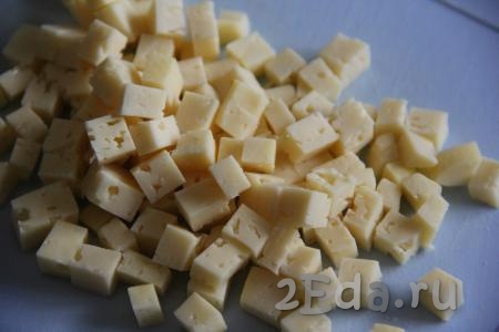 Сыр нарезать на кубики. Лучше всего, если все ингредиенты для этого салата будут нарезаны на кубики, приблизительно, одинакового размера.