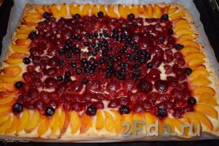 Открытый песочный пирог с ягодами