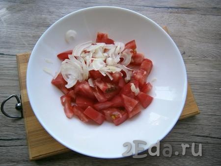 Лук и чеснок очистить. Спелые, но тугие помидоры нарезать средними кубиками, добавить нарезанный тонкими полукольцами или четвертинами репчатый лук.