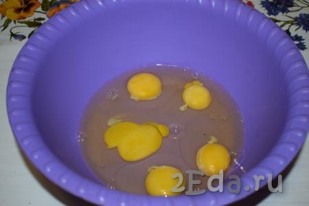 Для приготовления бисквита нужно просеять муку. Яйца достать заранее из холодильника и согреть до комнатной температуры. В глубокую миску разбить яйца, не разделяя на желтки и белки.